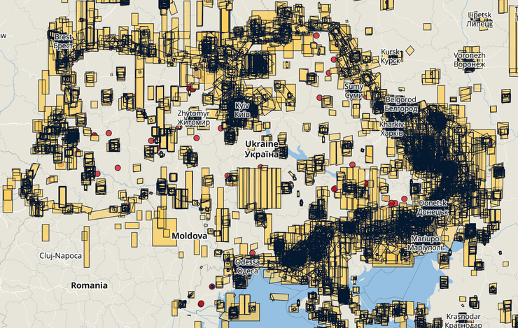 Карта спутниковых снимков от Maxar (желтые полигоны) и известных случаев обстрелов (красные точки)