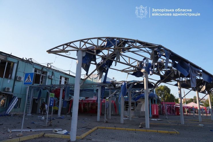 Последствия удара РФ по автовокзалу в Запорожье