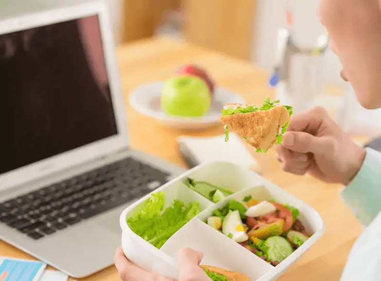 Обед в офисе, салат, еда на работе, украли обед, коллега ворует еду на работе, как проучить коллегу, крадут еду на работе