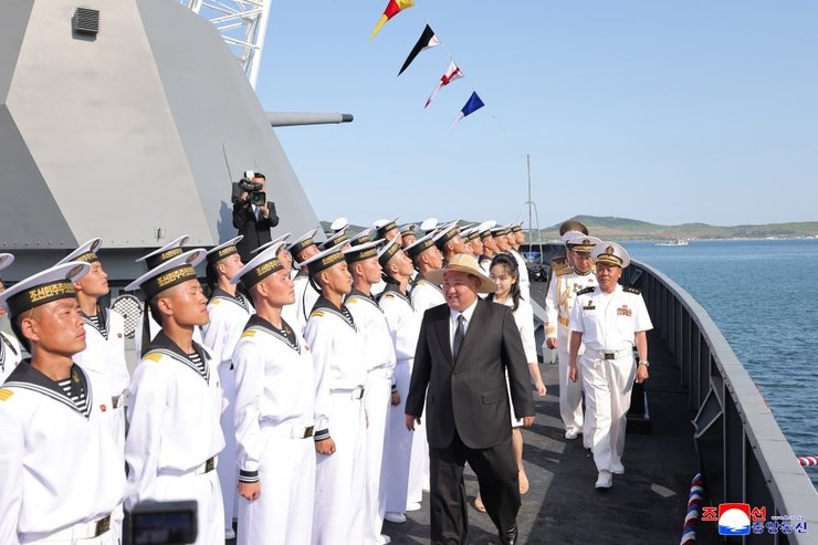 ким чен ын ким чжу э спуск эсминца