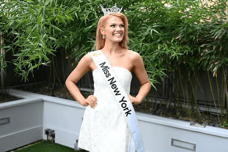 Кессі Донеган, модель