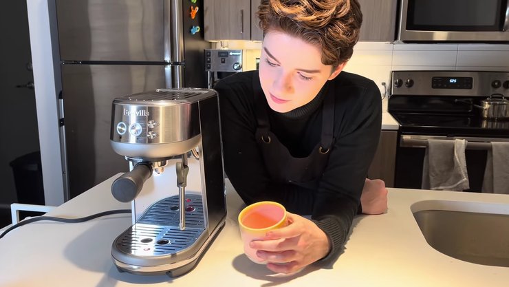 Бариста з кавомашиною Breville Bambino