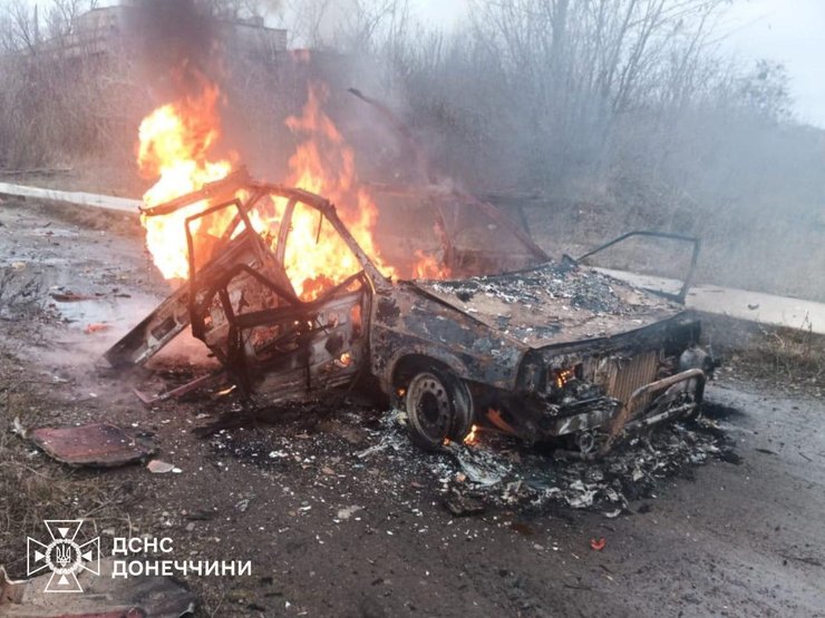 Фото горящей машина работников Славянской ТЭС после удара дрона РФ, 17 февраля