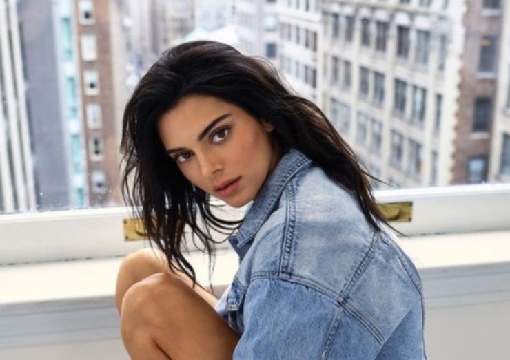 Кендалл Дженнер сейчас 26 лет. Она встречается с Дэвином Букером