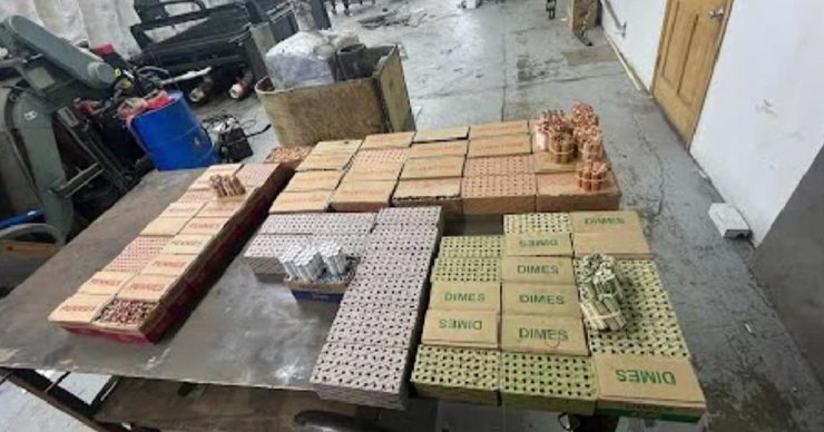 Монеты в коробках, копейки, центы, выплатили долг монетами, 3 тонны монет, деньги, суд,