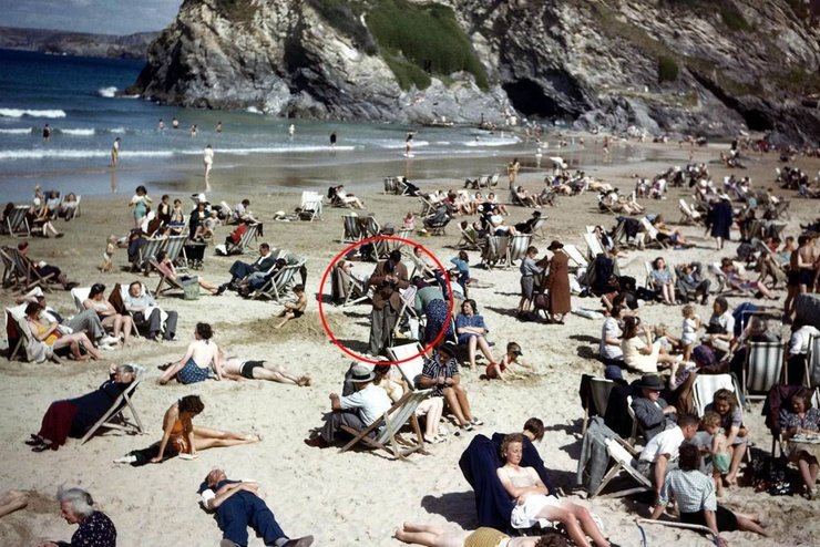 путешественник во времени Путешественника во времени нашли на снимке 1940-х годов: в руках неожиданный предмет
