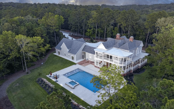 Перевоз особняка, перевозка дома, стены могут двигаться, перевозили грузовиком, дом выставили на аукцион, каретный домик, гараж и бассейн