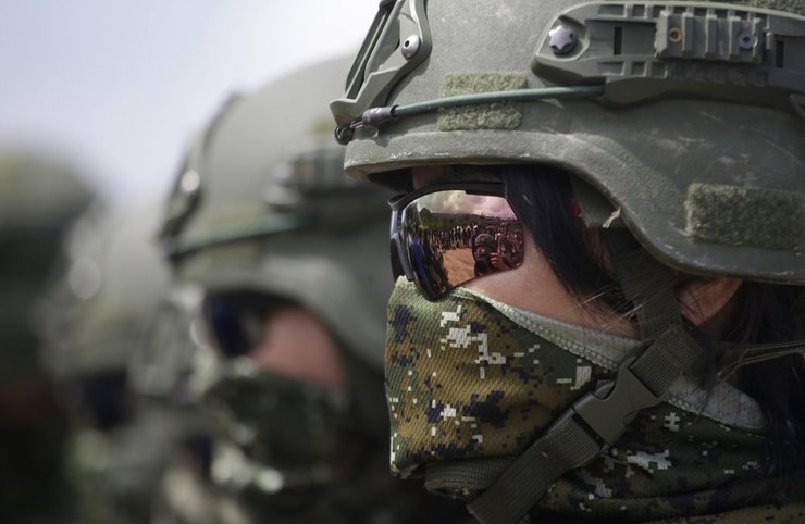 солдаты в шлемах