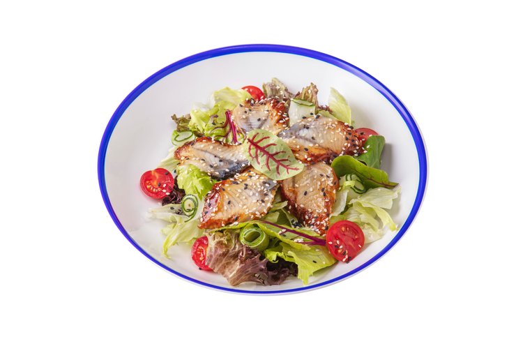 Салат с угрем и медовым соусом