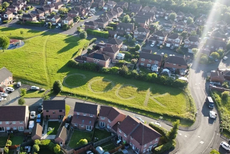 Надпись в поселке Элоу, слово на траве, курьезы, фото, приколы, Великобритания, Даррен Стерри, скандал