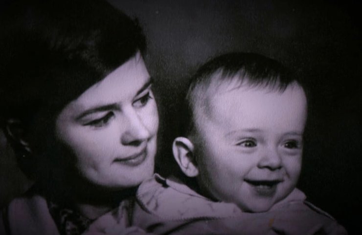 Георгій Ґонґадзе з мамою, фото: обкладинка фільму "Серце мами Ґонґадзе"