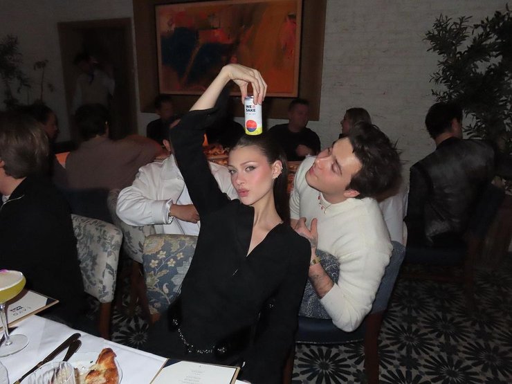 Нікола Пельтц та Бруклін Бекхем