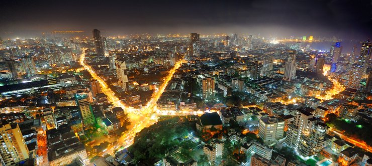 Мумбаї є комерційним і розважальним центром Індії, що створює 5 % ВВП країни. Тут проживають вiд 14 до 19 млн мешканцiв