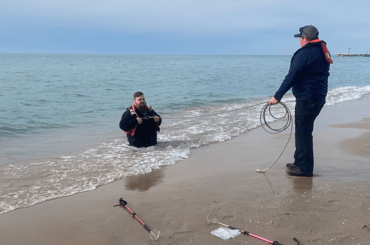 Мужчина застрял в песке, зыбучие пески, первое свидание, неудачное свидание, спасательная операция, застрял по пояс, спасатели, неловкая ситуация