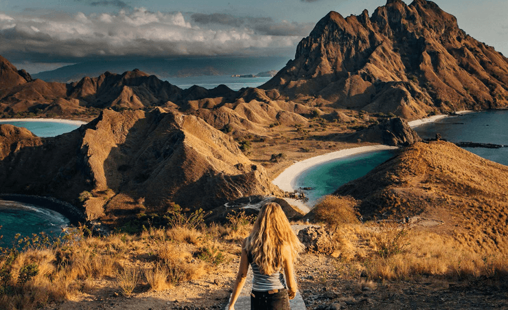 Остров Падар, смотровая площадка, залив, три уникальных залива, пляж, розовый песок, черный песок, самое красивое место в мире, райский уголок, туристы