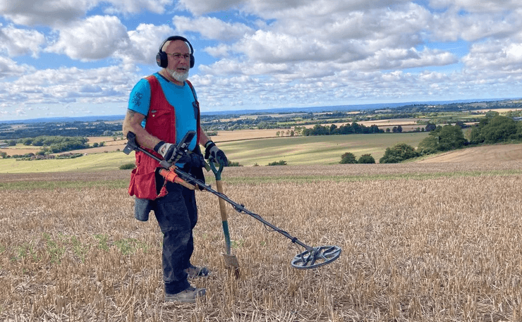 Мужчина нашел редкую монету, редкая монета, римская монета, продадут на аукционе, прогулка с металлоискателем, ценная находка,