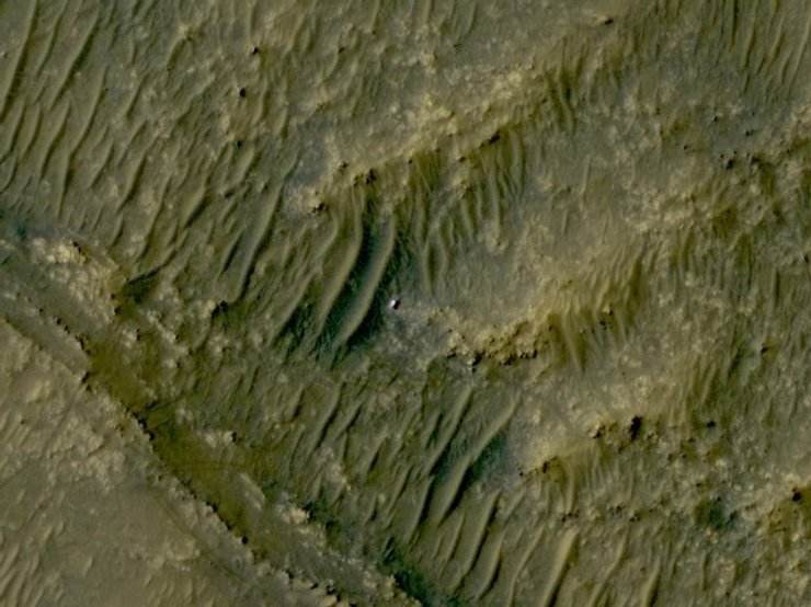 Фотография марсохода Perseverance с орбиты Марса