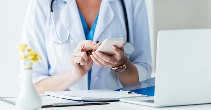 Терапевт случайно показал экран во время сеанса во видеосвязи с пациентом