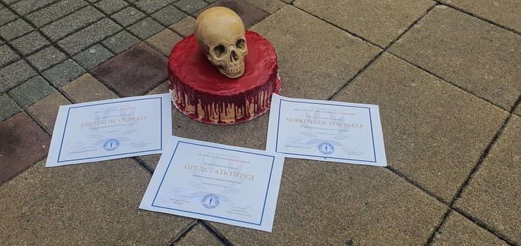 Активист с "тортом смерти" у российского посольства