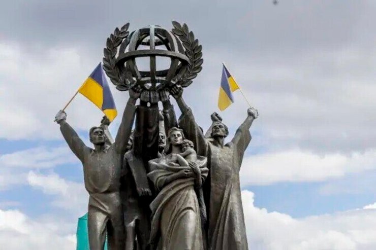 украинские флаги памятник, памятник хельсинки украинские флаги