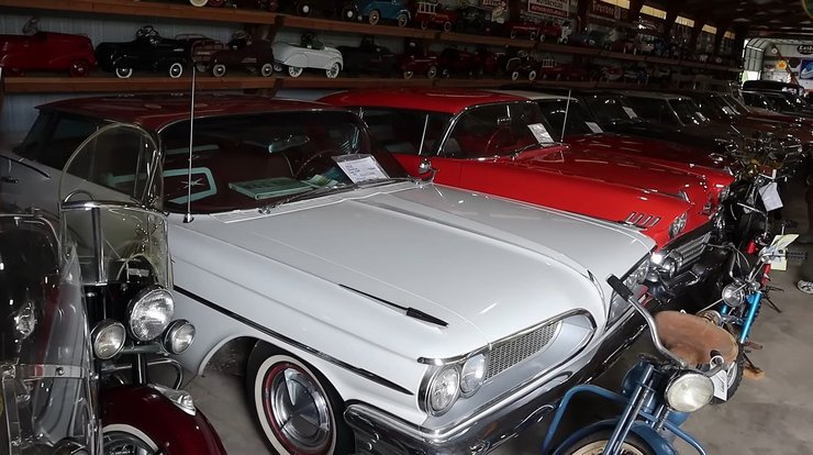 коллекция авто, коллекция Элмера, продажа авто, Chevrolet Corvette, Ford Mustang, Dodge Challenger