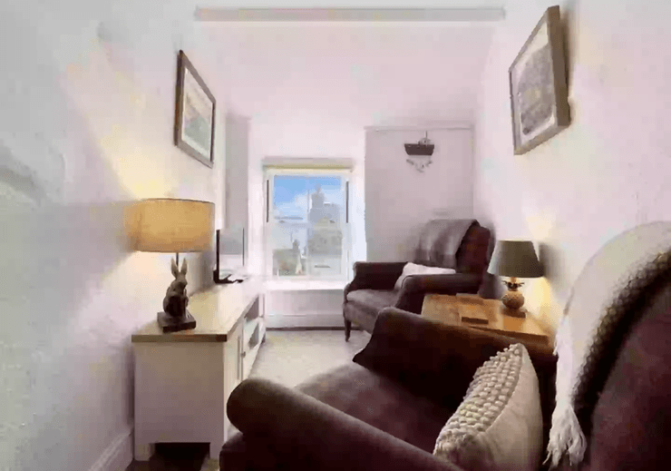 Найменший будинок у Великій Британії, найвужчий будинок, дорогий будинок, висока ціна, ляльковий будиночок, мало простору, будинок поруч із морем