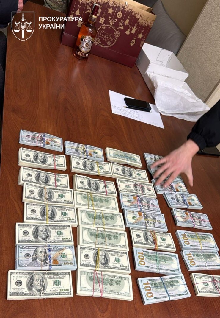 Фото грошей для хабаря від командувача логістики ПС ЗСУ