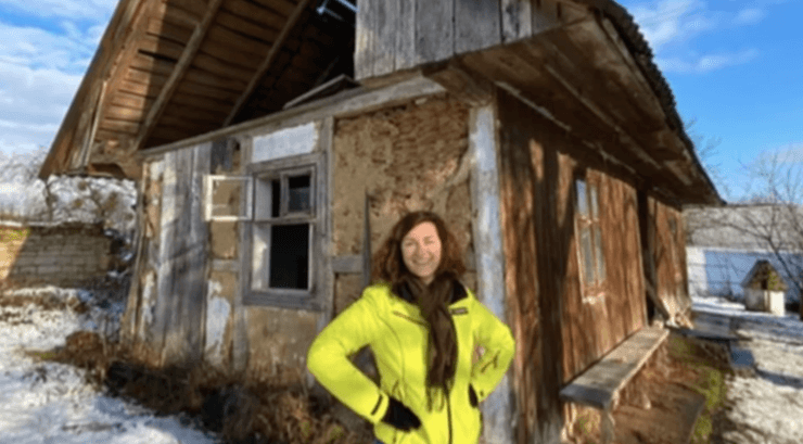 Світлана біля старої хати