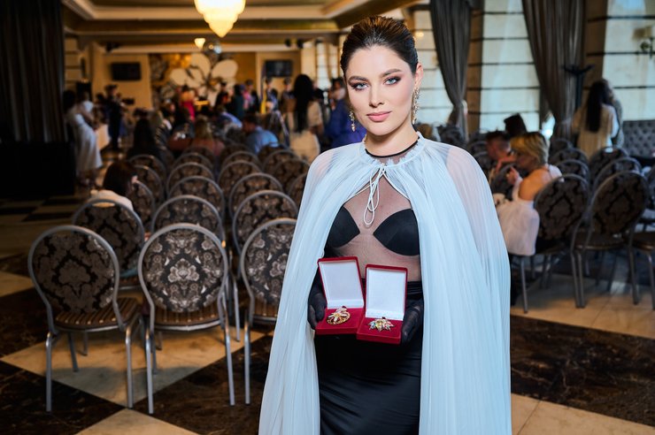 Ангелину Усанову наградили орденами Королевы Анны и Святой Софии фото