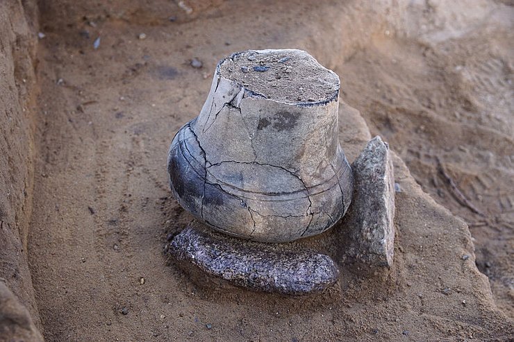 урна артефакт керамика археология археология раскопки земля