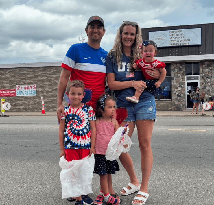 Джен з чоловіком і трьома дітьми