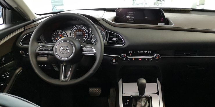 Mazda CX-30 интерьер, руль, вид внутри, фото, панель приборов