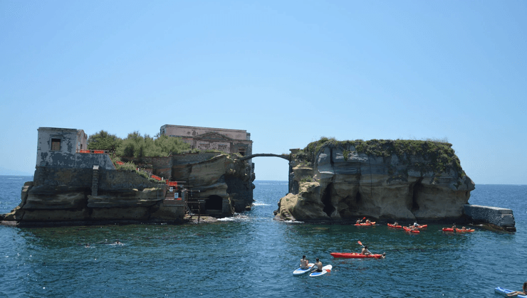Проклятый остров, остров Гайола в Италии, проклятый остров, миллионер, вилла на острове, заброшенный остров, отшельник