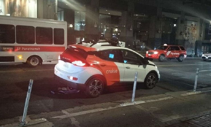 Беспилотное такси Cruise сбило женщину
