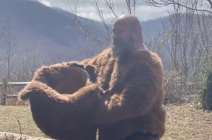 Чоловік із США одягнув костюм звіра, щоб відігнати від свого будинку бурого ведмедя, курйози, цікавинки