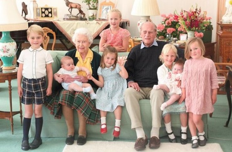 принц Филипп, королева Елизавета II, правнуки