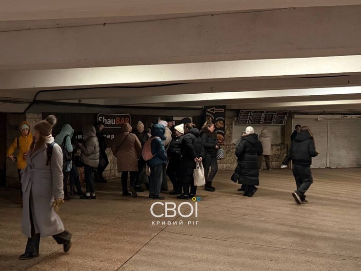 Жителі Кривого Рогу ховаються від ударів ЗС РФ у підземних переходах