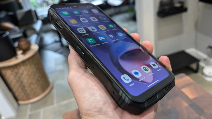 смартфон Doogee V Max Plus в руке