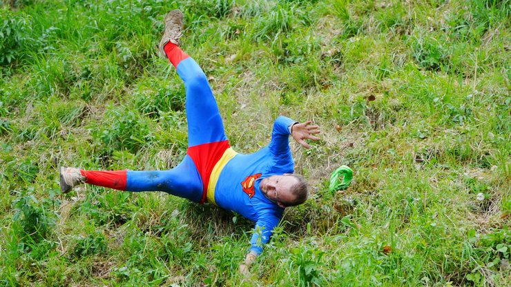 Людина качається по землі