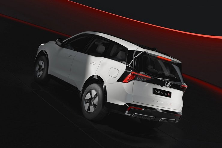 кросовер Mahindra XEV 9S