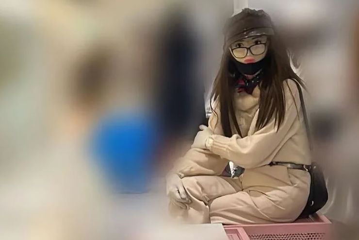 Чоловіки одягають силіконові костюми та маски, щоб виглядати як жінки, курйози, мода, новий тренд