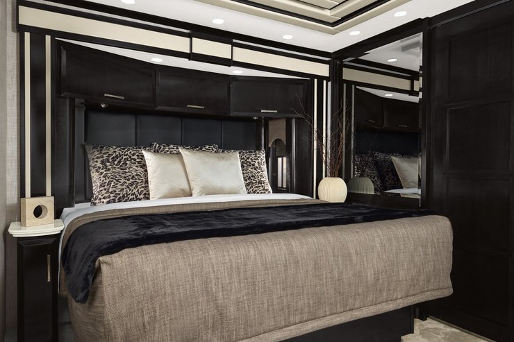 спальня кровать, Newmar Essex, дом на колесах, автодом Newmar