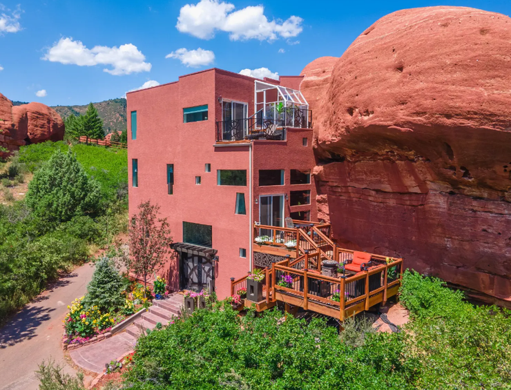 Дом в скале, поместье среди гор, объект недвижимости, продажа жилья, особняк посреди красной горы в Колорадо