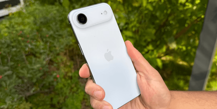 iPhone Air смартфон у руках apple