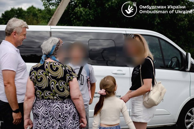 Вернувшиеся к матери девочки, фото