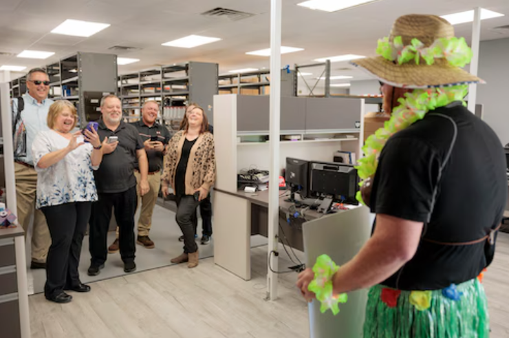 Как стимулировать работников, вознаграждение персонала, курьезы, приколы, стиль управления компанией, фото, Брайан Лах