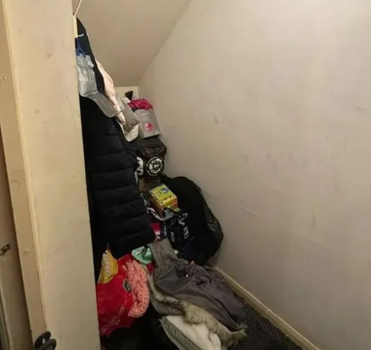 Женщина с помощью шкафа сделала из однокомнатной квартиры двухкомнатную, организовав спальню для своей дочери