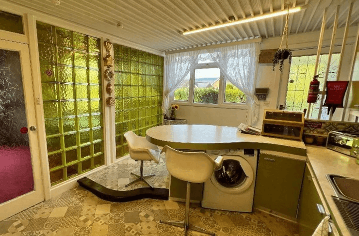 Перевернутий будинок, будинок 1970 року, незвичайне житло, другий поверх, дерев'яний будинок, незвичайний стиль, унікальний стиль,