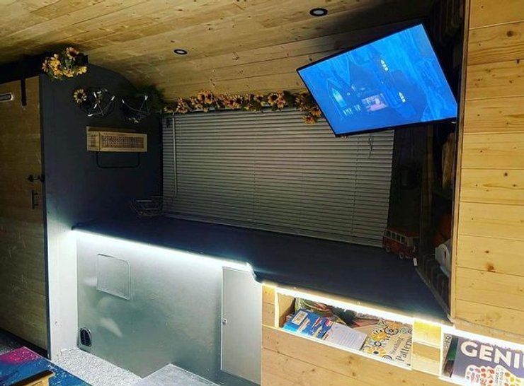 Дом на колесах, дом, жилье, семья, дом в автобусе, двухэтажный автобус, дом для отдыха, телевизор, удобства