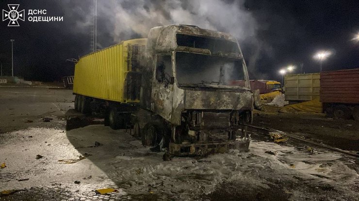 Фото спаленої вантажівки після удару РФ, 23 лютого
